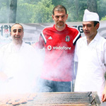 Beşiktaş Kulübü Başkanı Fikret Orman, yönetim kurulu üyeleri ve futbol takımı, barbekü partisinde bir araya geldi.