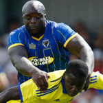 'Dünyanın en güçlü forveti' olarak lanse edilen Wimbledon'un golcüsü Akinfenwa, fiziği dikkatleri üzerinde topladı.