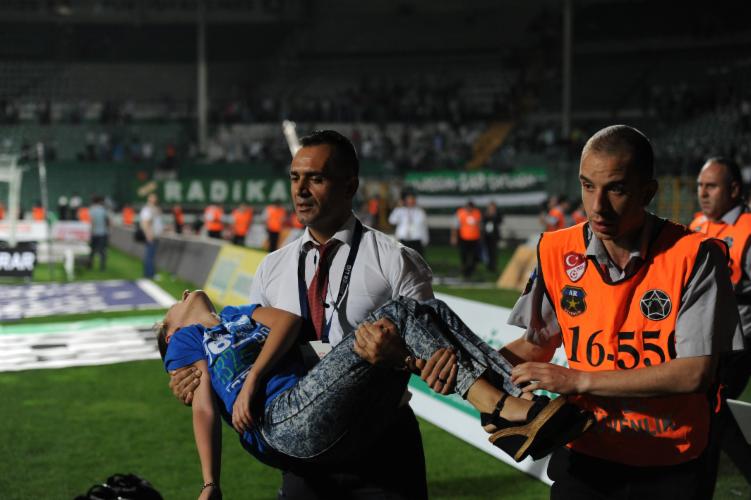 Bursaspor - Beşiktaş maçının sonrasında olaylar çıktı bir taraftar bayıldı.