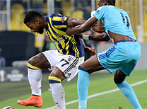 Fenerbahçe'nin Sunderland takımından kiraladığı Jeremain Lens, Feyenoord maçında sergilediği oyunla futbolseverleri mest etti.