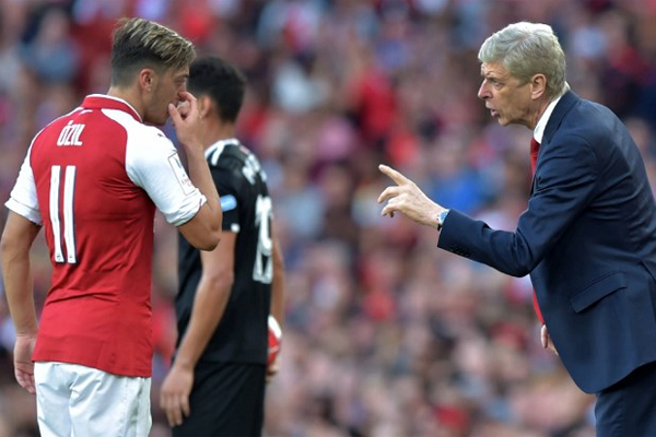 Arsenal Menajeri Arsene Wenger hemen her basın toplantısında Mesut Özil ve Alexis Sanchez'in kulüpteki gelecekleriyle ilgili sorularla karşılaşıyor.
