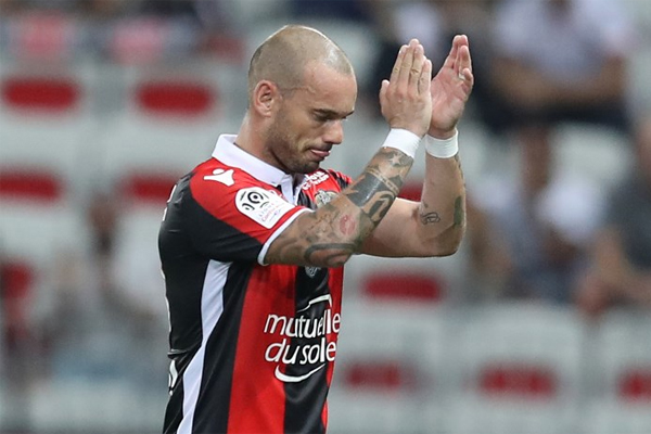 Wesley Sneijder kayıplarda... Sezon başında olaylı bir şekilde Galatasaray'dan ayrılan ve Fransa'nın Nice takımına transfer olan Hollandalı yıldız başarılı günlerini adeta mumla arıyor.
