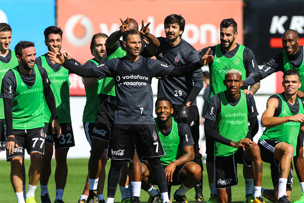 Beşiktaş, Süper Lig'in 9. haftasında 23 Ekim Pazartesi günü Medipol Başakşehir ile yapacağı karşılaşmanın hazırlıklarını, bir günlük iznin ardından sürdürdü.
