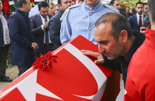 Dünya ve olimpiyat şampiyonu eski milli halterci Naim Süleymanoğlu için Fatih Camisi'nde öğle namazına müteakip cenaze töreni düzenlendi. Naim Süleymanoğlu'nun rakibi olan Yunan Valerios Leonidis de törene katıldı.