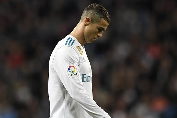 Henüz 15 gün önce FIFA tarafından verilen yılın futbolcusu ödülünü almak için kürsüye çıkan Cristiano Ronaldo, kariyerinin en kötü dönemlerinden birini geçiriyor. 
