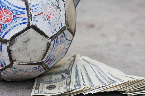 Türk futbolunda "4 büyükler" olarak anılan Beşiktaş, Galatasaray, Fenerbahçe ve Trabzonspor, son 3 sezonda transfere büyük miktarlarda para harcadı.