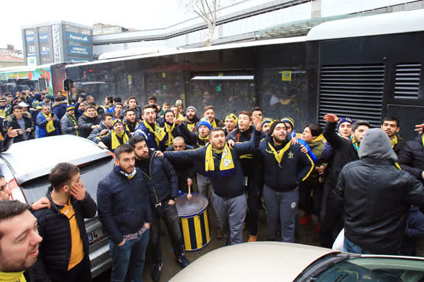 Beşiktaş derbisi için Vodafone Arena'ya gitmek üzere Fenerbahçe Şükrü Saracoğlu Spor Kompleksi Protokol Tribünü önünde 15.00'ten itibaren toplanmaya başlayan sarı-lacivertli taraftarlar Kadıköy'ü stat atmosferine çevirdi.
