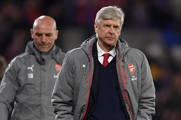 İngiltere Premier Lig'de Crystal Palace'a 3-0 mağlup olarak bu kulvarda ilk kez üst üste 4 deplasman maçından mağlup ayrılan Arsenal'in teknik direktörü Arsene Wenger, ülke basını ve taraftarlar tarafından eleştirilmeye devam ediliyor.
