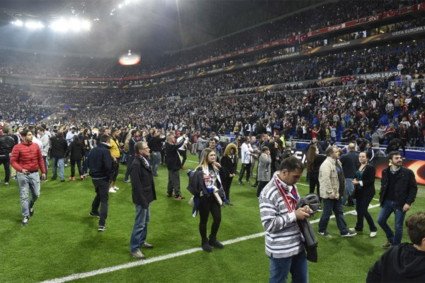 Lyon-Beşiktaş maçı öncesinde ev sahibi ekibin taraftarları sahaya indi.. iki takım taraftarları arasında yaşanan kargaşa sonrasında 2000'e yakın Lyon taraftarı bir anda sahaya girdi..