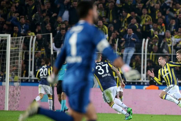 Fenerbahçe, milenyumun başında, güçlü rakipleri Galatasaray ve Beşiktaş'a karşı derbilerde büyük üstünlük sağladı.