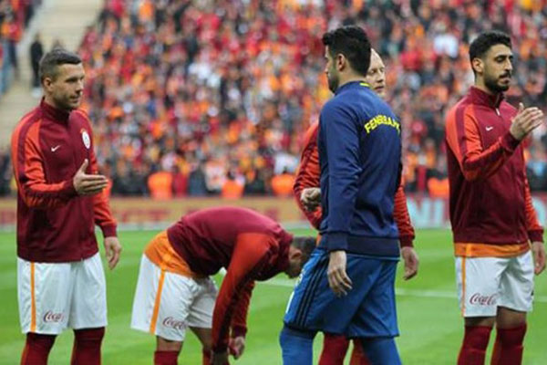 Galatasaray'ın Alman yıldızı Lukas Podolski, Fenerbahçe'nin tecrübeli kalecisi Volkan Demirel'e göndermede bulundu.
