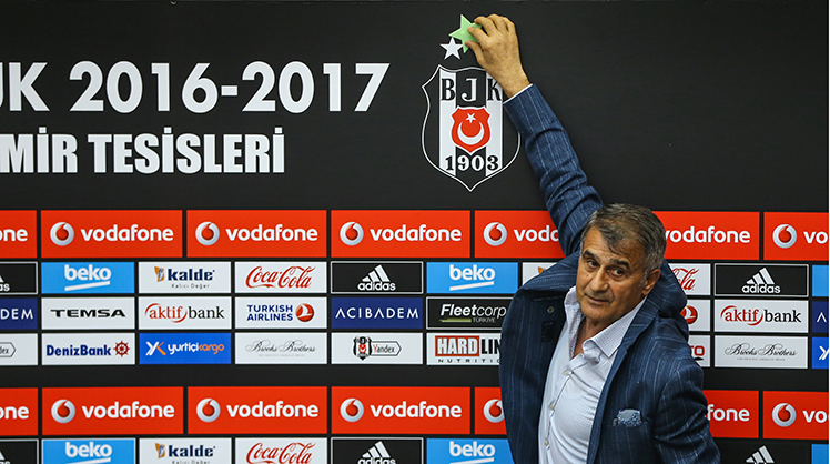 Beşiktaş Teknik Direktörü Şenol Güneş, Ümraniye'deki BJK Nevzat Demir Tesisleri'nde basın toplantısı düzenledi. Güneş, toplantının ardından basın mensuplarının verdiği yıldızı, panodaki BJK armasının üzerine 3. yıldız olarak ekledi.