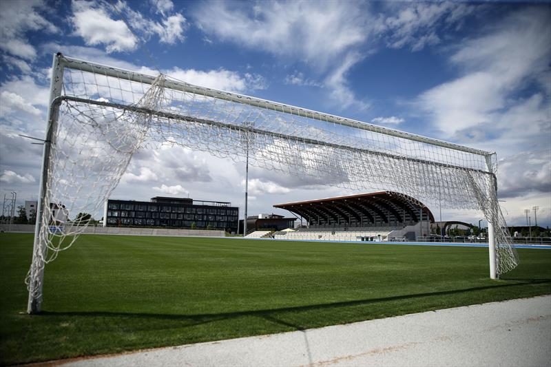 Galatasaray Futbol Takımı yeni sezon hazırlıkları kapsamında Slovakya'da bugün başlayacak kamp çalışmasını, Avrupa'nın önde gelen spor merkezlerinden X-Bionic Sphere'da yapacak.Geniş bir alan üzerine kurulu olan tesiste futbol takımları, antrenmanlarını özel çime sahip FIFA standartlarındaki sahada gerçekleştiriyor. Tesiste futbolcuların yeni sezona en iyi şekilde hazırlanmaları için fitness salonları, olimpik yüzme havuzları ve atletizm pistleri bulunuyor.