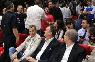 Beşiktaş Başkanı Fikret Orman karşılaşmayı iç saha tribününden takip etti. Beşiktaşlı yönetici Hakan Özköse, basket sonrası sevindiği sırada orada bulunan Anadolu Efes taraftarları tepki gösterdi. Ayakta devam eden tartışma kısa sürede sona erdi ve siyah-beyazlıların başkanı Orman, karşılaşmayı ön sıradan izlemeye devam etti.