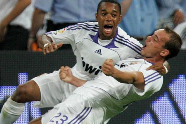 Real Madrid geride kalan yıllarda hep pahalı transferler yapan , en ünlü ve fiyatı yüksek futbolcuları kadrosuna katan bir kulüp olarak bilinse de, İspanyol MARCA gazetesinde çıkan bir haber, eflatun beyazlıların sattığı futbolculardan da büyük paralar kazandığını gösteriyor.
