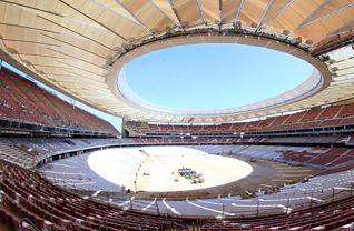 Atletico Madrid'in 68 bin kişilik yeni stadı Wanda Metropolitano'da çatı kaplamaları da tamamlandı. 