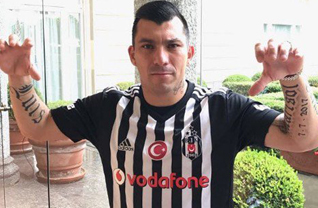 Beşiktaş'ın yeni transferi geri Medel, siyah beyazlı formayı sırtına geçirdi.