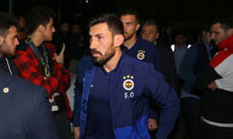 Fenerbahçeli yönetici ve futbolculardan genç taraftarın yakınlarına taziye ziyareti
