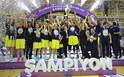 Şampiyon Fenerbahçe kupasını kaldırdı
