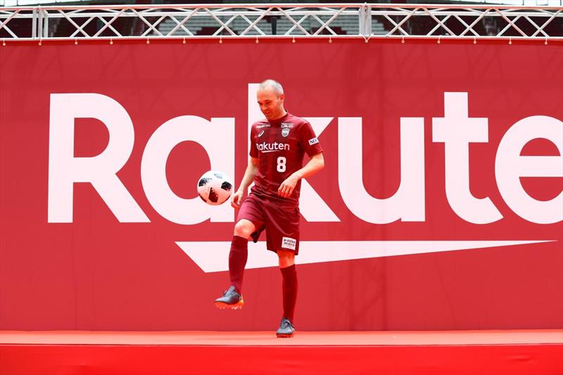 Japonya'nın Vissel Kobe kulübü Iniesta'yı taraftarlarına tanıttı