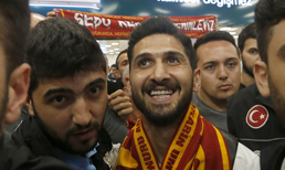 Emre Akbaba, Galatasaray için İstanbul'a geldi