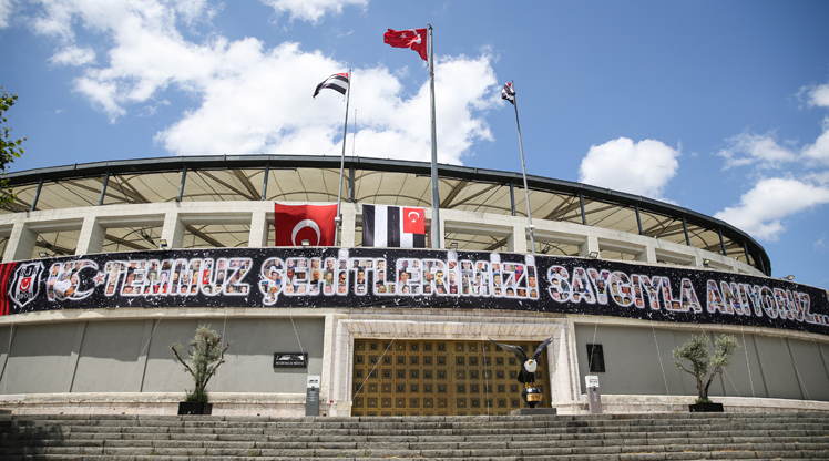 Beşiktaş Futbol Takımı'nın iç saha maçlarını oynadığı Vodafone Park'a, "15 Temmuz Demokrasi ve Milli Birlik Günü" dolayısıyla pankart asıldı.Vodafone Park'taki pankartta "15 Temmuz Şehitlerimizi Saygıyla Anıyoruz..." ifadeleri kullanıldı. Ayrıca pankartta 15 Temmuz şehitlerinin fotoğraflarına da yer verildi.