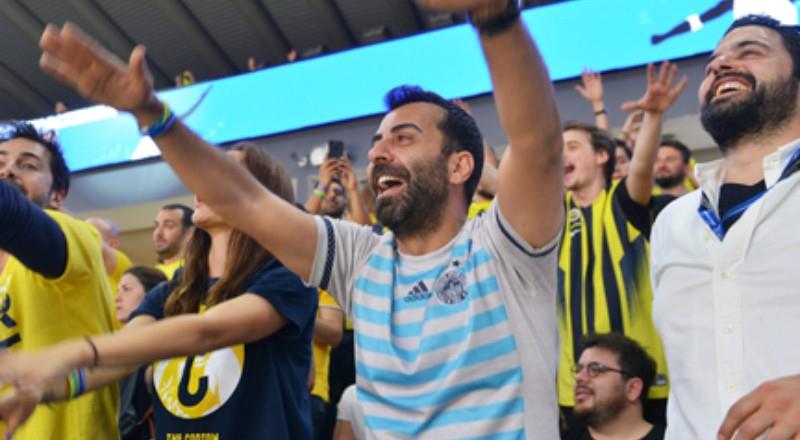 Spor Toto Süper Lig'in 8. hafta karşılaşmasında Beşiktaş ile Fenerbahçe karşı karşıya gelecek. Dev mücadeleye kısa bir süre kala, tüm Türkiye'yi derbi heyecanı sardı. Ülkemizdeki ünlüler de iyiden iyiye maçın heyecanına kapılmaya başladı. Peki Fenerbahçe ve Beşiktaş'ı destekleyen ünlüler kimler? Cevabı haberimizde...